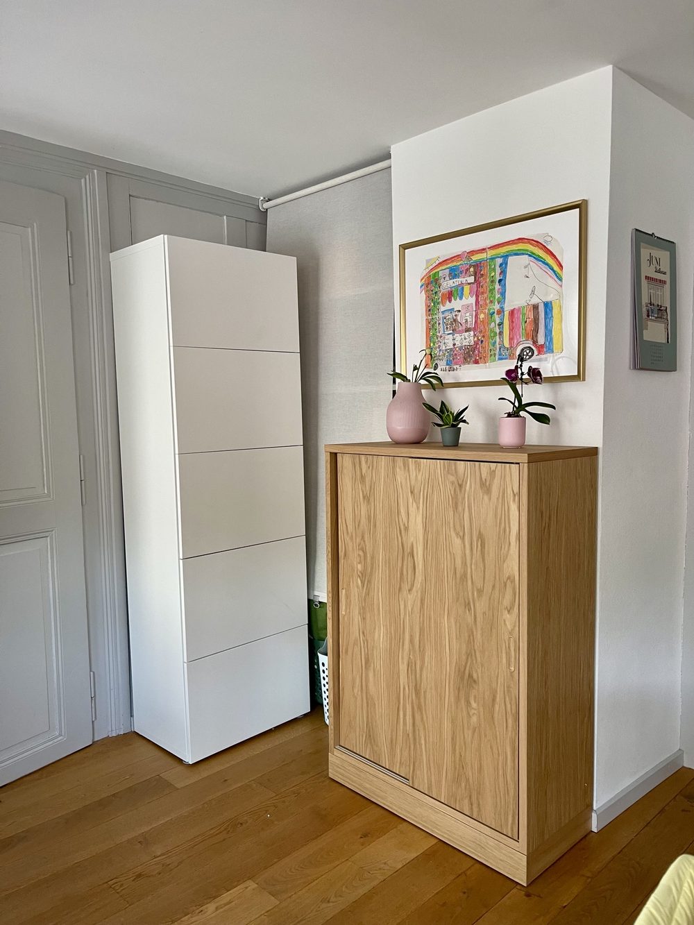 Aufgeräumte Ecke mit Holzschrank und Deko