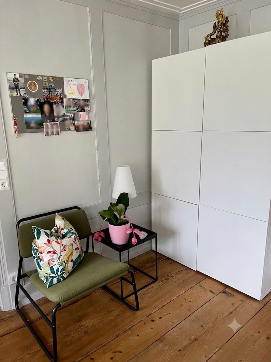 Aufgeräumte Sitzecke mit Schrank